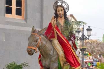 La procesión de La Burrita se abre paso en San Juan (Foto Francisco Javier Santana)