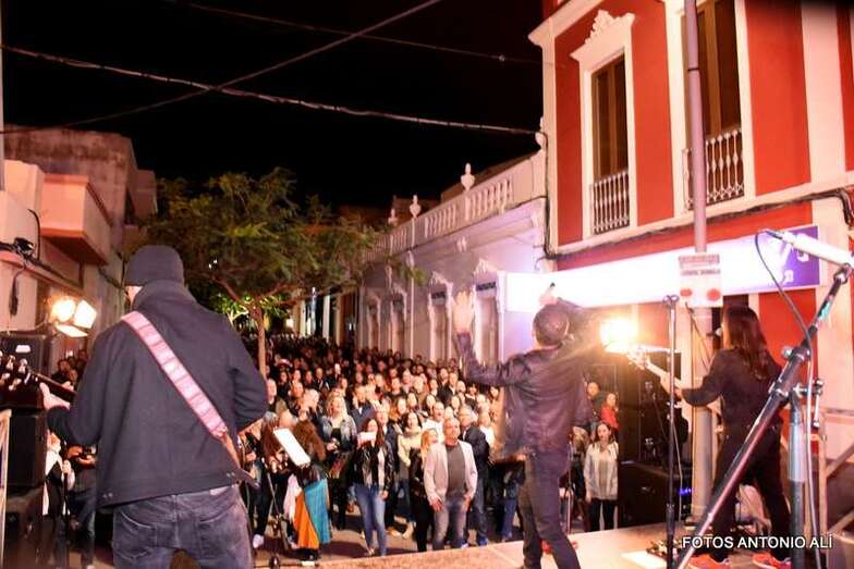 Gentío en uno de los conciertos en la peatonal Avenida de la Constitución (Foto Antonio Alí)