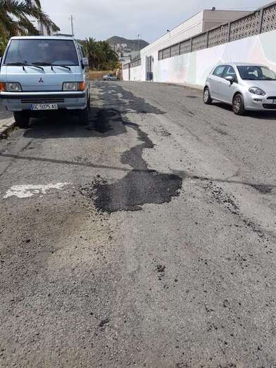 Obras de rebacheo en la calle de Salamanca (Foto TA)