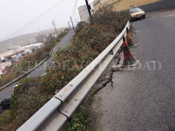 Imagen del asfalto agrietado en la calle Secretario Espino (Foto TA)