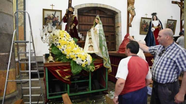 Imagen de los preparativos de la procesión (Foto Canarias7 / Esteban Campillo)
