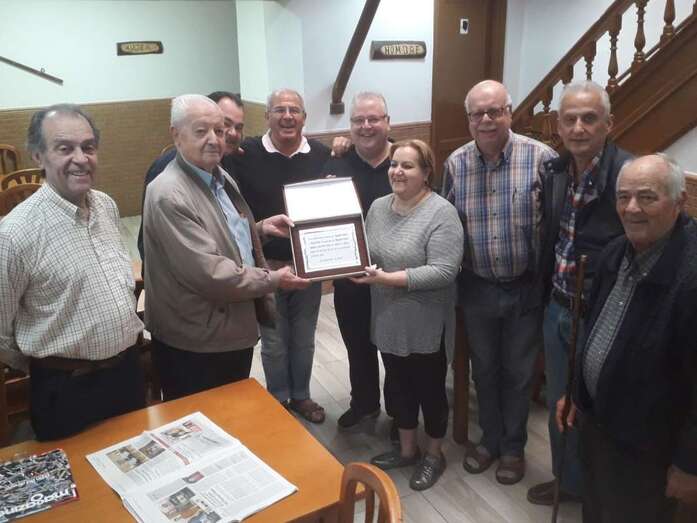 Margarita Suárez y Luis Pérez reciben la placa de manos de los miembros de 'La Tertulia' (Foto TA)