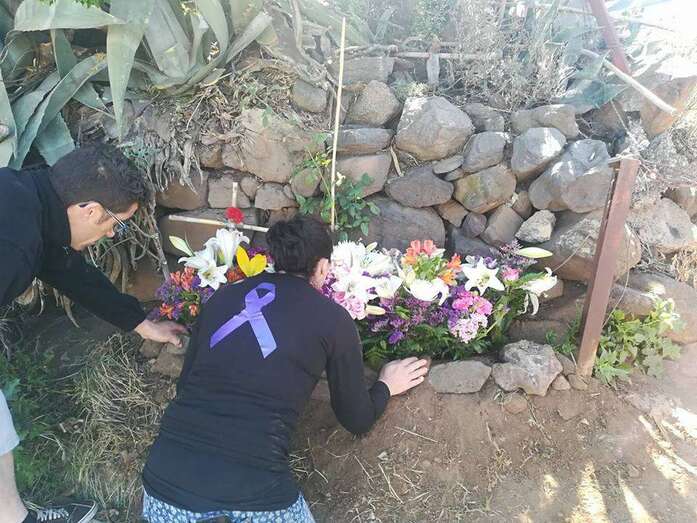 Imagen de la ofrenda floral en el lugar que encontraron el cuerpo sin vida de Yurena López (Foto TA)
