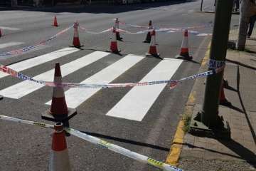 El paso de peatones por la Igualdad 'recuperará' sus eslóganes tras ser repintado (Foto TA)