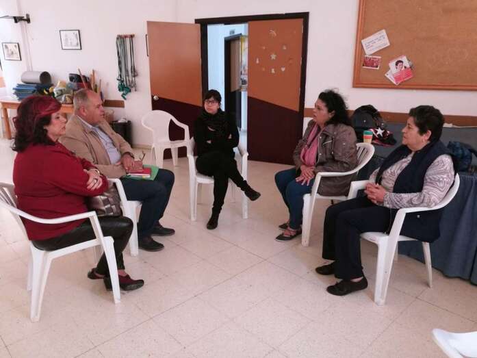 Saro Sosa, durante la reunión con representantes del colectivo vecinal y Asocide (Foto TA)