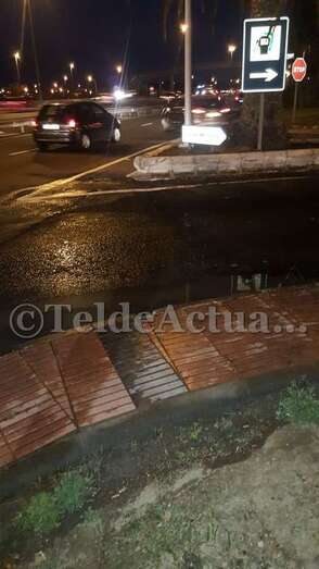 Aguas fecales en vías de Las Remudas (Foto TA)