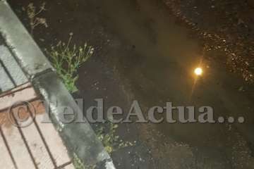 Mal olor en Las Remudas por un río de aguas negras (Foto TA)