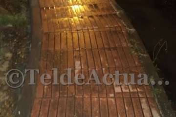 Mal olor en Las Remudas por un río de aguas negras (Foto TA)