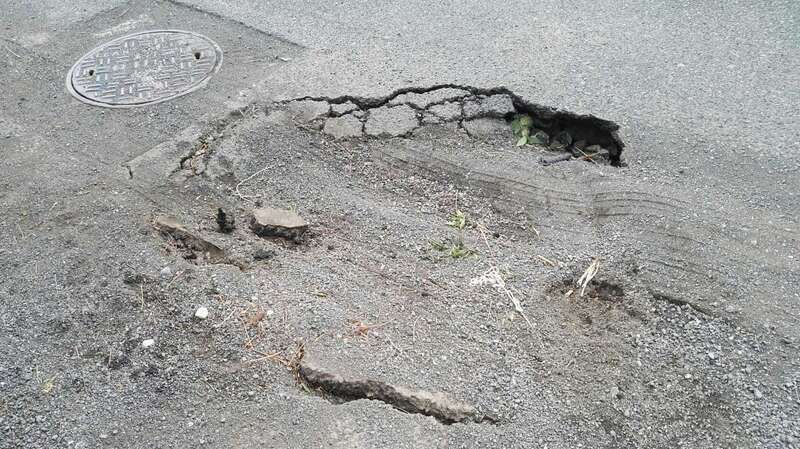Depresión en el firme de la calle de Cataluña (Foto TA)
