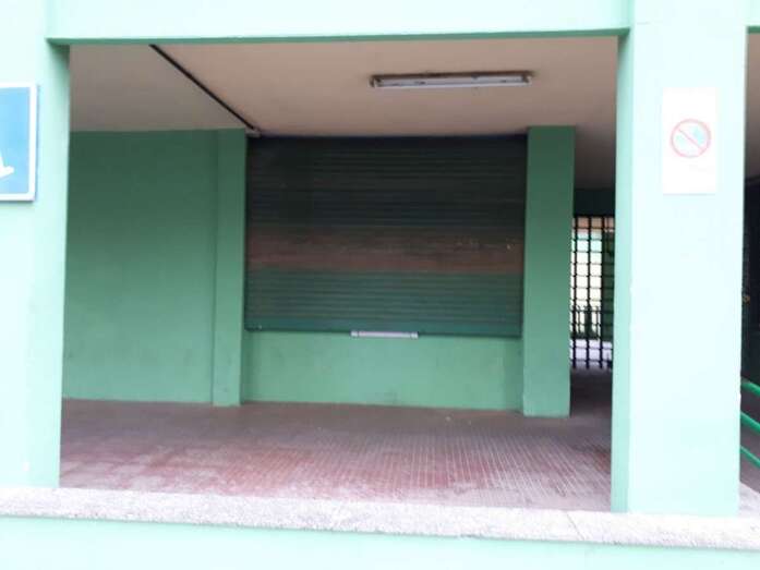 Los vecinos han optado por bajar la reja metálica y ocultar el terminal (Foto TA)