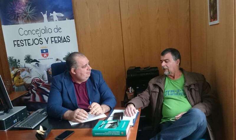 Reunión de este martes entre el concejal de Festejos, Juan Martel, y el dirigente vecinal José Montesdeoca (Foto TA)