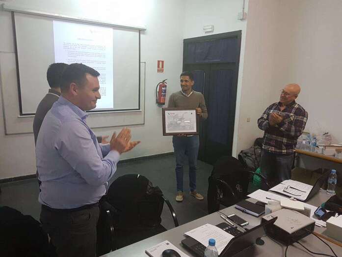 Momento de la entrega del reconocimiento (Foto TA)