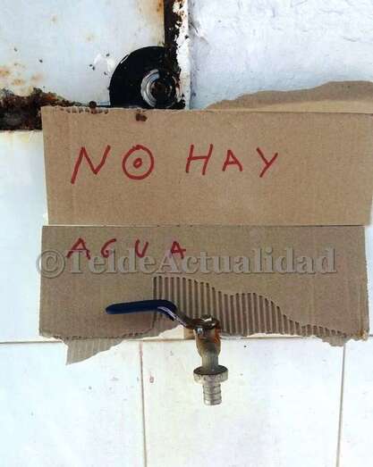 Cartel de cartón avisando de que no hay en el camposanto (Foto TA)