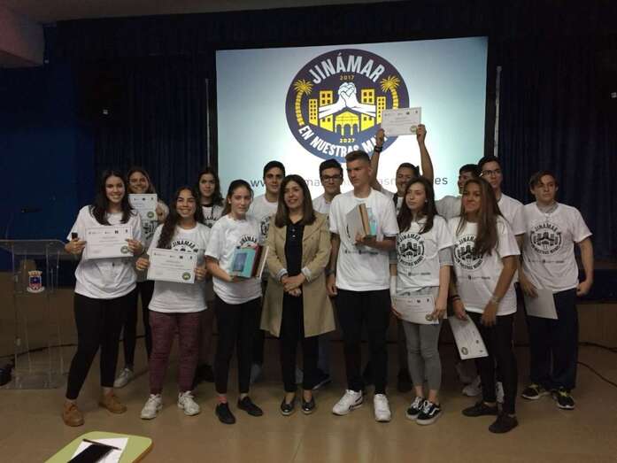 Foto de grupo de la alcaldesa Carmen Hernández y los participantes del concurso (Foto TA)