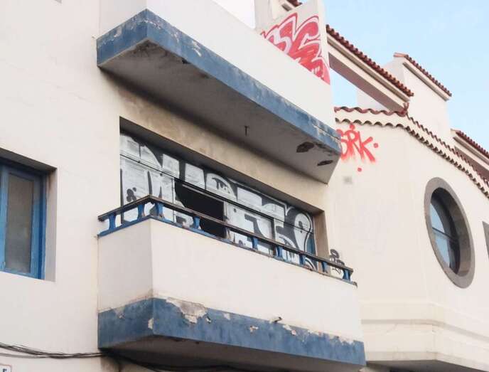 El estado de abandono del inmueble y las facilidades que presenta para acceder a él preocupa a los vecinos (Foto TA)