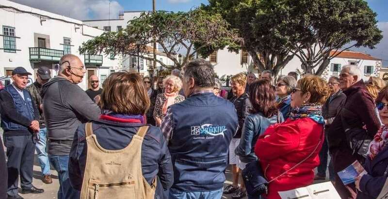 El grupo atiende en la plaza de San Juan las explicaciones del historiador Juan Ismael Santana (Foto TA)