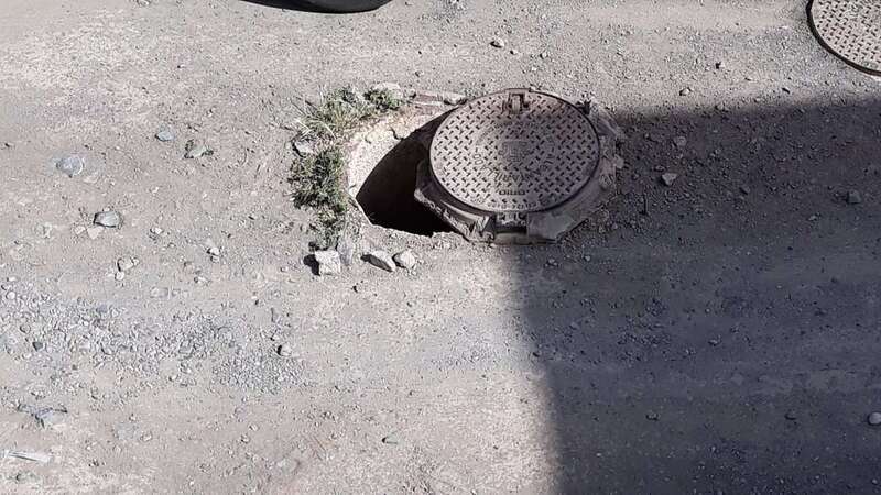 Imagen del agujero que ha quedado en la calle Camino de Santiago al rodarse la tapa de una alcantarilla (Foto TA)