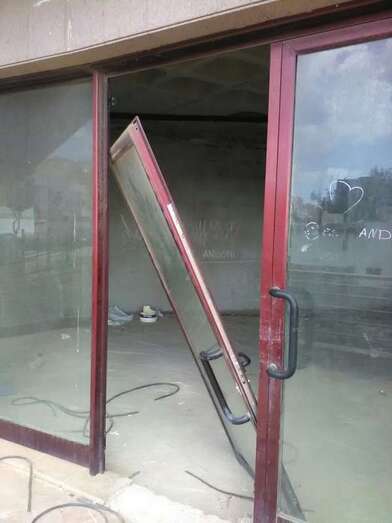 Puerta de cristal a punto rota (Foto TA)