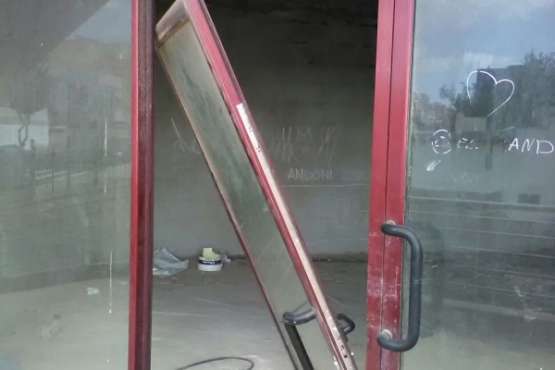 Peligroso estado de un edificio comercial abandonado de La Garita-Telde (Foto TA)