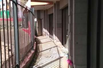 Peligroso estado de un edificio comercial abandonado de La Garita-Telde (Foto TA)