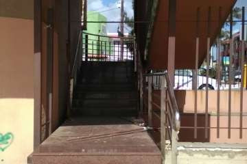 Peligroso estado de un edificio comercial abandonado de La Garita-Telde (Foto TA)