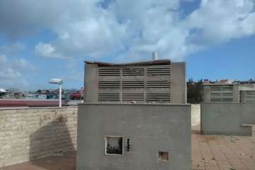 Peligroso estado de un edificio comercial abandonado de La Garita-Telde (Foto TA)