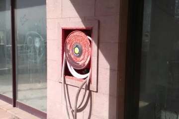 Peligroso estado de un edificio comercial abandonado de La Garita-Telde (Foto TA)