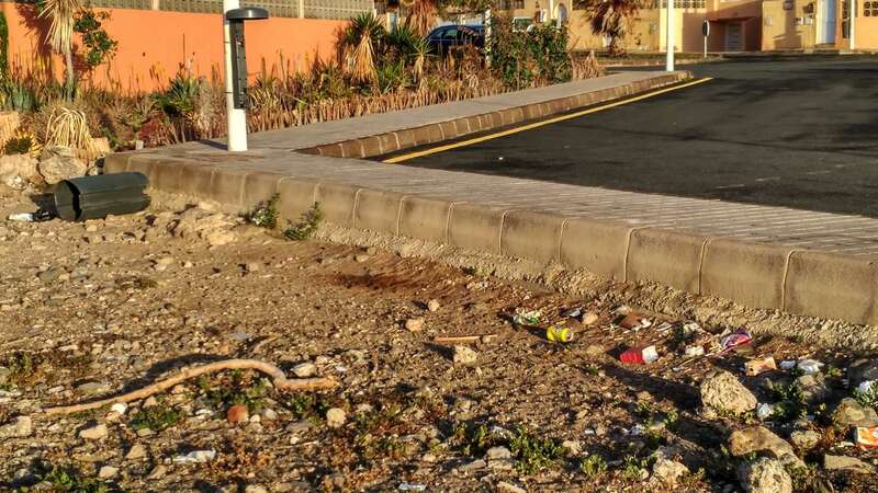 La basura se acumula en los solares junto al paseo marítimo (Foto TA)