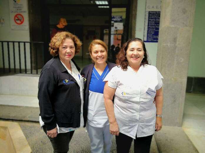 Julia Martel (d) con compañeras de trabajo, ayer en el CAE de San Juan (Foto TA)