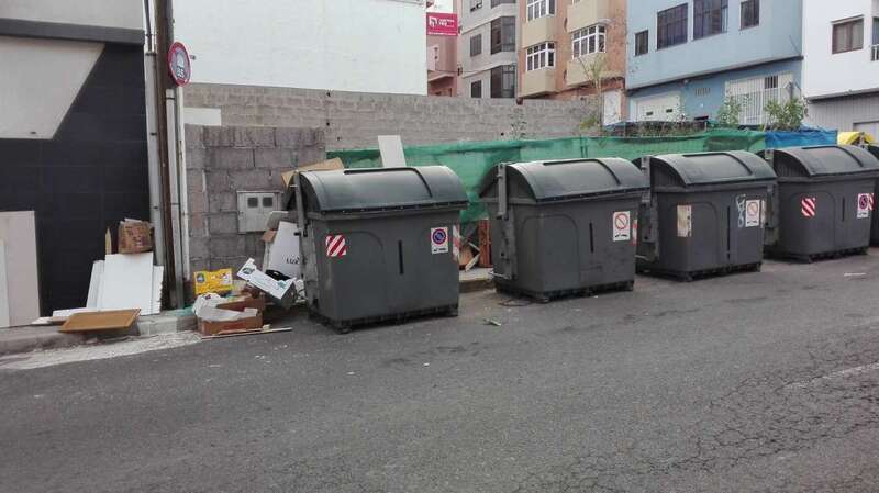La basura se acumula en solares y aceras del barrio (Foto TA)
