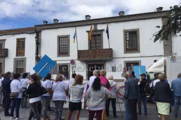 Protesta en San Juan de la RSPJ contra Servicios Sociales de Telde (Foto TA)