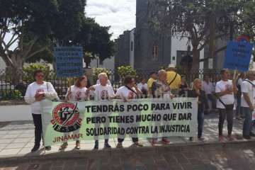 Protesta en San Juan de la RSPJ contra Servicios Sociales de Telde (Foto TA)