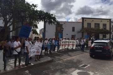 Protesta en San Juan de la RSPJ contra Servicios Sociales de Telde (Foto TA)