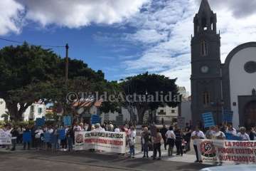 Protesta en San Juan de la RSPJ contra Servicios Sociales de Telde (Foto TA)