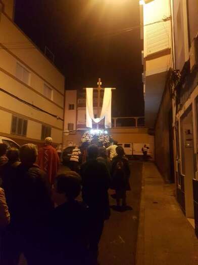 Anoche tuvo lugar la procesión de la Santa Cruz por las calles de la Montañeta de El Calero (Foto TA)