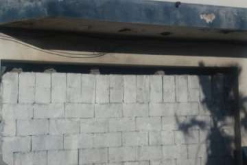 Tapiado el antiguo taller de neumáticos que hacía temer a los vecinos de Casas Nuevas (Foto TA)