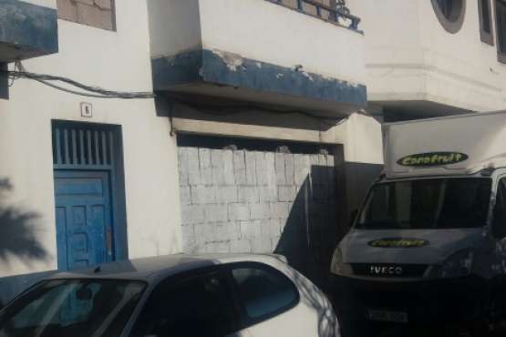 Tapiado el antiguo taller de neumáticos que hacía temer a los vecinos de Casas Nuevas (Foto TA)