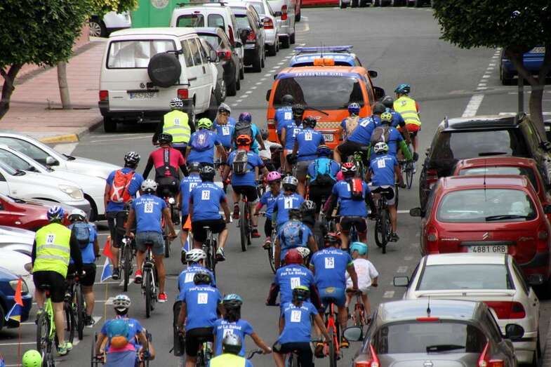 El pelotón solidario de Yrichen a su paso por Arauz (Foto Jesús Ruiz)