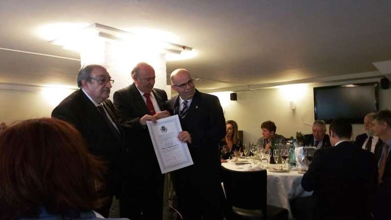 Ortega (d), en el momento de recibir la distinción (Foto TA)