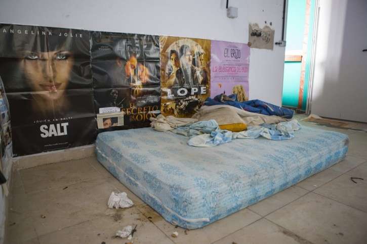 Un colchón justo a carteles promocionales de películas en los Multicines de Telde (Foto Canarias7 / Borja Suárez)