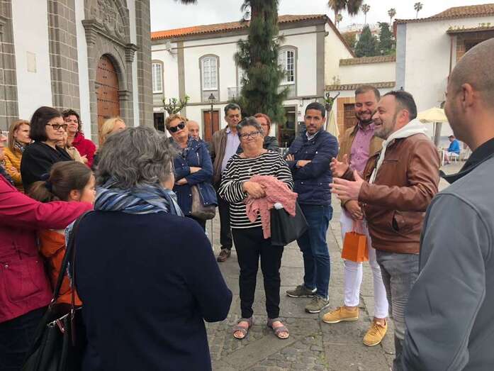 Vecinos de El Calero, delante de la Basílica de Teror, recibe las explicaciones del cronista oficial de esta villa (Foto TA)