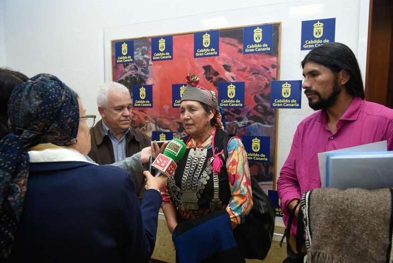 Juana Calfunao y Gerardo Chihuaihuén, ayer en el Cabildo (Foto TA)