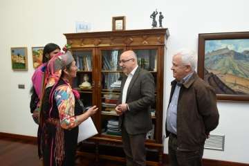 Los líderes mapuches Juana Calfunaoy Gerardo Chihuaihuéndará estuvieron ayer en El Cabildo grancanario (Foto TA)
