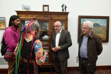 Los líderes mapuches Juana Calfunaoy Gerardo Chihuaihuéndará estuvieron ayer en El Cabildo grancanario (Foto TA)