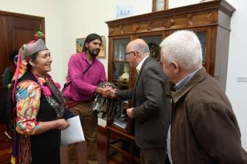 Los líderes mapuches Juana Calfunaoy Gerardo Chihuaihuéndará estuvieron ayer en El Cabildo grancanario (Foto TA)