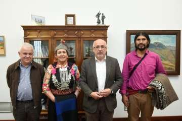 Los líderes mapuches Juana Calfunaoy Gerardo Chihuaihuéndará estuvieron ayer en El Cabildo grancanario (Foto TA)