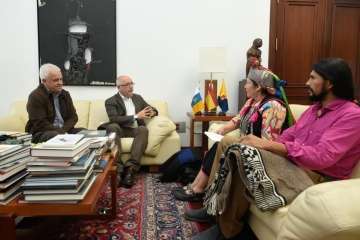 Los líderes mapuches Juana Calfunaoy Gerardo Chihuaihuéndará estuvieron ayer en El Cabildo grancanario (Foto TA)