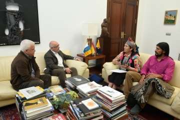 Los líderes mapuches Juana Calfunaoy Gerardo Chihuaihuéndará estuvieron ayer en El Cabildo grancanario (Foto TA)