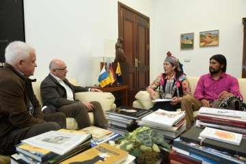 Los líderes mapuches Juana Calfunaoy Gerardo Chihuaihuéndará estuvieron ayer en El Cabildo grancanario (Foto TA)