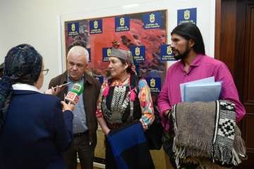 Los líderes mapuches Juana Calfunaoy Gerardo Chihuaihuéndará estuvieron ayer en El Cabildo grancanario (Foto TA)